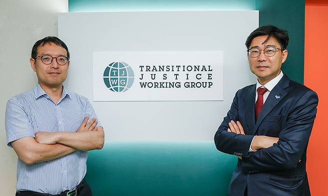 인권조사기록단체인 전환기정의워킹그룹의 이영환 대표(오른쪽)와 신희석 법률분석관이 지난 9일 서울 종로 사무실에서 중국의 탈북자 송환과 관련해 “우리 정부가 늘 중국의 반응을 무서워한다”며 “일관되게 ‘강제송환 금지원칙을 지켜라’, ‘한국이나 제3국행을 원하면 허용해달라’는 입장을 양자 관계뿐 아니라 국제무대에서도 지속해서 주장하면 중국도 달리 할 말이 없을 것”이라고 말했다. 최상수 기자