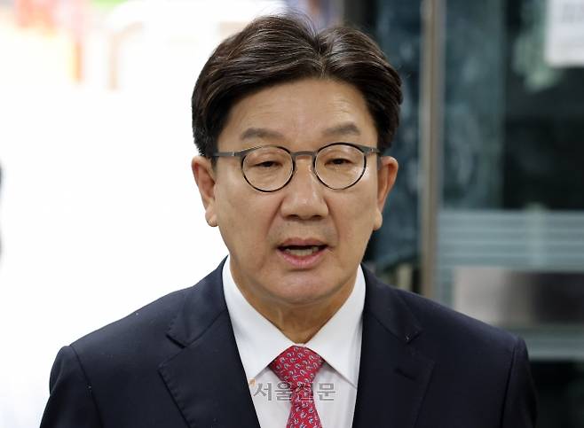 권성동 국민의힘 의원이 16일 오후 서울 서초구 중앙지방법원에서 ‘통일교 불법 정치자금 수수’ 의혹(정치자금법 위반 혐의) 관련 구속 전 피의자 심문(영장실질심사)에 출석하고 있다. 2025.9.16 안주영 전문기자