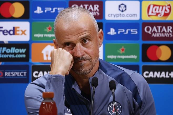 루이스 엔리케 파리 생제르맹(PSG) 감독이 17일(한국시간) 프랑스 파리의 PSG 훈련장에서 열린 2025~26 UCL 리그 페이즈 1차전 사전 기자회견에서 질문을 듣고 있다. EPA 연합뉴스