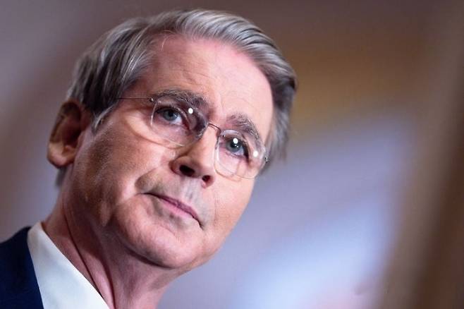 스콧 베선트 미국 재무장관은 16일(현지 시간) CNBC 인터뷰에서 “중국과의 대화가 갈수록 생산적으로 진행되고 있다”며 “앞으로도 협상이 이어질 것이고, 중국도 합의 가능성을 인식하기 시작했다”고 밝혔다. 그러면서 11월 상호 관세 발효를 앞두고 “그 전에 추가 협상이 있을 것으로 본다”며 중국과의 무역 합의가 임박했다고 전했다. 워싱턴 AP 뉴시스