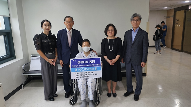 김미숙 씨에게 성금을 전달한 압구정현대아파트 주민 대표. 압구정현대아파트 입주자대표회의 제공