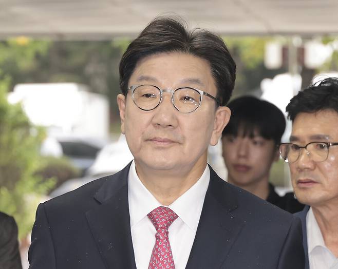 권성동 국민의힘 의원이 지난 16일 서울 서초구 중앙지방법원에서 통일교 측으로부터 불법 정치자금을 받은 혐의(정치자금법 위반 혐의)로 구속 전 피의자 심문(영장실질심사)에 출석하고 있다. ⓒ시사저널 박정훈