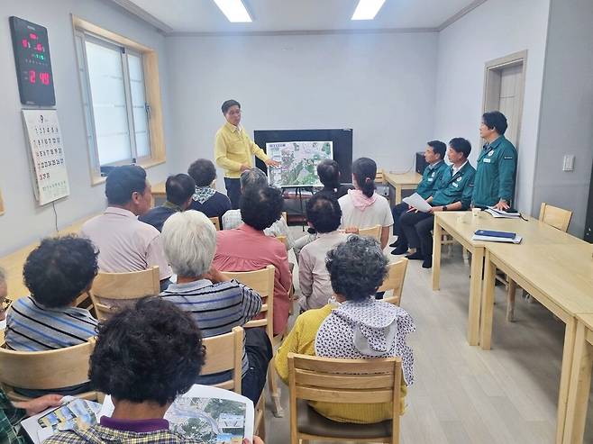 진병영 함양군수가 '옥매지구 풍수해생활권종합정비사업'의 주요 사업 내용과 추진계획을 알리기 위해 유림면 옥동마을 주민을 만나 사업 현황을 설명하고 있다. ⓒ함양군