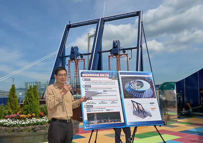 17일 장생포 웨일즈판타지움에서 열린 공중그네 '웨일즈 스윙' 언론 브리핑에서 서영일 문화관광국장이 추진 현황 등을 설명하고 있다. ⓒ울산 남구