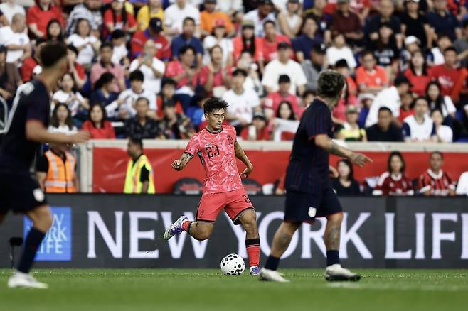 독일 매체&nbsp;‘데어 베스텐’은 “카스트로프가 묀헨글라트바흐에서 당장 주전으로 뛸 가능성은 낮다. 그러나 월드컵에 나서려면 소속팀 출전 시간이 필수적이다. 잦은 A매치 장거리 이동은 소속팀과 대표팀에서&nbsp;그의 컨디션과 활약에 직접적인 영향을 미칠 수 있다”고 우려했다. 사진제공｜대한축구협회