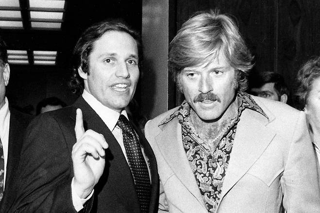 할리우드 명배우 로버트 레드포드가 미국 현지 시간 16일 미국 캘리포니 자택에서 별세했다고 고인의 대변인이 밝혔다. 향년 89세. 사진은 1976년 4월 5일 고인(오른쪽)이 워싱턴에서 열린 영화 ‘대통령의 사람들’(All the President‘s Men) 시사회에 참석한 모습. AP 뉴시스