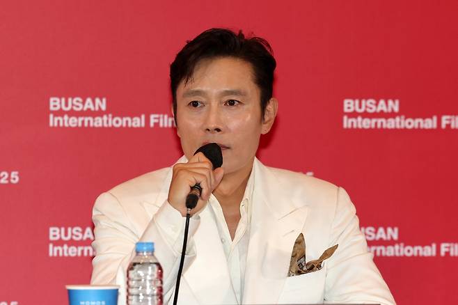 [부산=뉴시스] 박진희 기자 = 제30회 부산국제영화제 개막작 ‘어쩔수가없다’ 배우 이병헌이 17일 부산 해운대구 영화의전당 중극장에서 기자회견을 하고 있다. 2025.10.17. pak7130@newsis.com