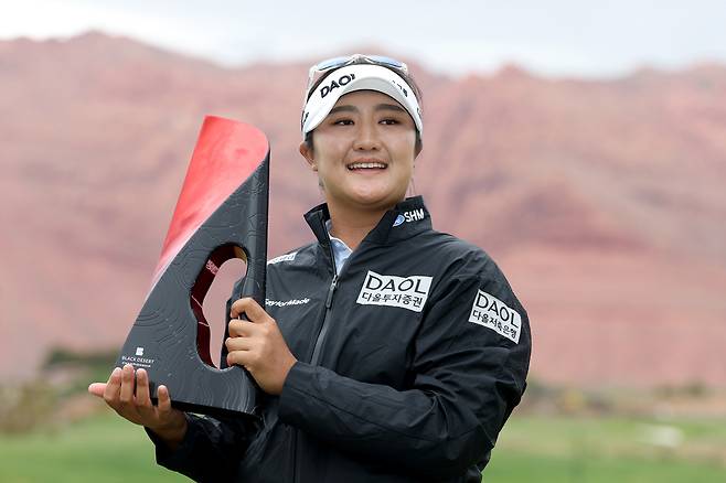 유해란이 지난 5월 LPGA 투어 블랙 데저트 챔피언십에서 우승한 뒤 트로피를 들고 활짝 웃고 있다. 게티이미지코리아