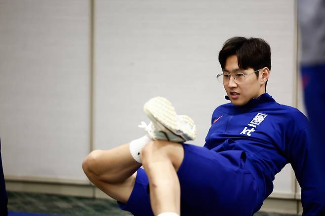 1일 (현지시간) 미국 뉴저지주의 축구 대표팀 숙소에서 이강인이 몸을 풀고 있다. 대한축구협회 제공