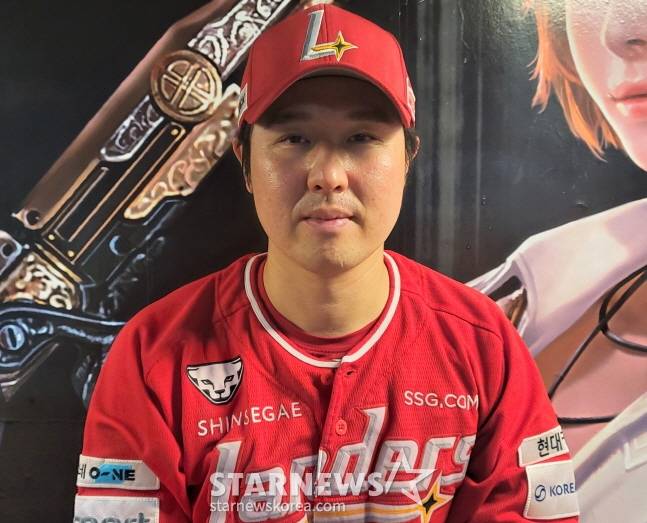 SSG 최정이 16일 NC전 승리 후 취재진과 인터뷰를 하고 있다. /사진=안호근 기자