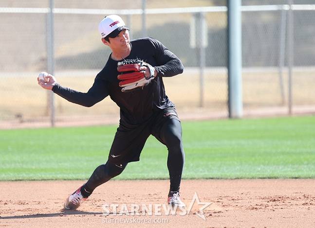 LG 오지환이 2025년 스프링캠프에서 유격수 수비를 하고 있다. /사진=김진경 대기자