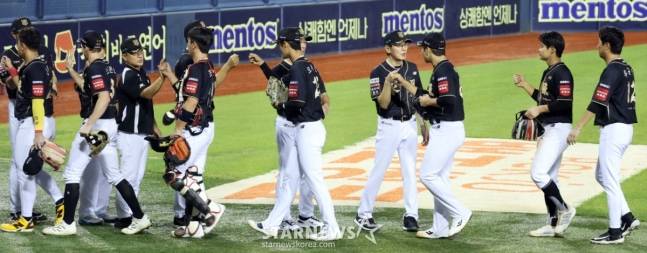 KT 코치진이 승리 후 선수단을 반기고 있다. /사진=강영조 선임기자
