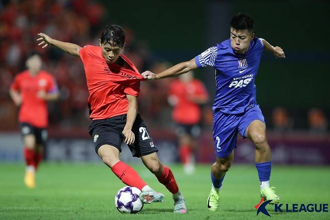 16일 춘천 송암 스포츠타운 주경기장에서 열린 2025~2026 AFC 아시아 챔피언스리그 엘리트(ACLE) 리그 스테이지 1차전 강원FC와 상하이 선화의 경기 중. /사진=한국프로축구연맹 제공