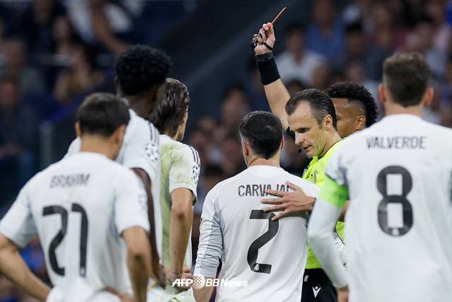 퇴장 당하는 레알 마드리드 다니 카르바할(가운데 등번호 2번). /AFPBBNews=뉴스1