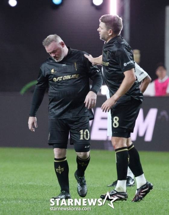 웨인 루니(왼쪽)의 득점을 축하하는 스티븐 제라드. /사진=김진경 대기자