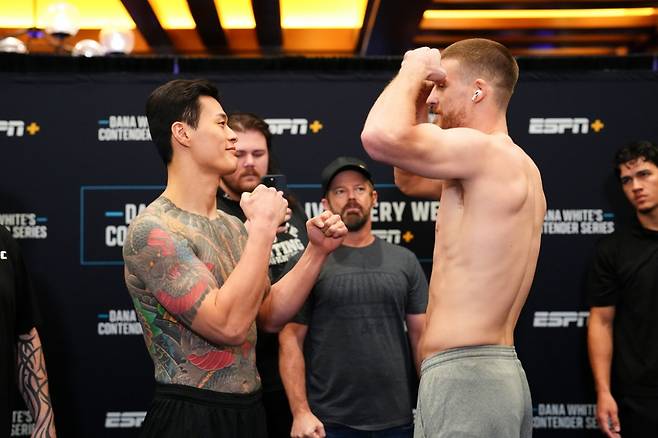 황인수와 패디 맥코리의 페이스 오프. /사진=UFC 공식 제공