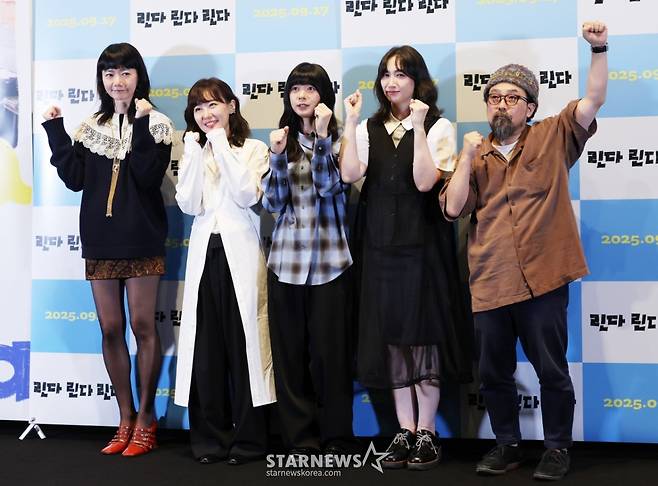 배우 배두나, 마에다 아키, 카시이 유우, 세키네 시오리, 야마시타 노부히로 감독이 12일 서울 강남구 메가박스 코엑스에서 진행된 20주년 기념 4K 리마스터링 재개봉 영화 '린다 린다 린다(감독 야마시타 노부히로)' 언론시사회 및 기자간담회에 참석해 포즈를 취하고 있다. /2025.09.12 /사진=김휘선 hwijpg@