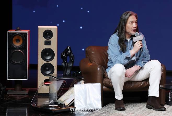 가수 임재범이 17일 서울 강남구 일지아트홀에서 진행된 40주년 기념 전국투어 및 8집 선공개 기자간담회에서 질의응답을 하고 있다. /2025.09.17 /사진=김휘선 hwijpg@