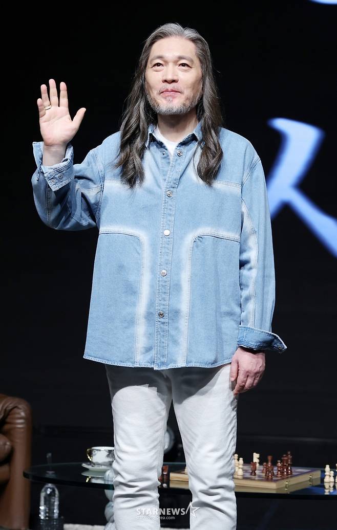 가수 임재범이 17일 서울 강남구 일지아트홀에서 진행된 40주년 기념 전국투어 및 8집 선공개 기자간담회에서 포즈를 취하고 있다. /2025.09.17 /사진=김휘선 hwijpg@