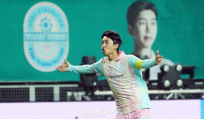 가수 임영웅이 지난해 10월 대전월드컵경기장에서 열린 '하나은행 자선축구대회 팀 히어로 VS 팀 기성용' 후반전 경기에서 어시스트를 한 뒤 기뻐하고 있다. /사진=김창현 기자