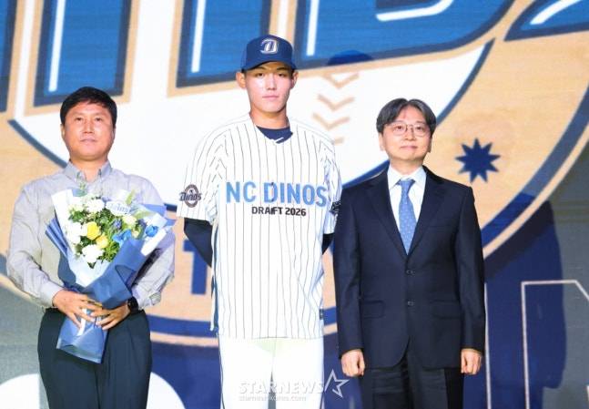 '2026 KBO 신인 드래프트'가 17일 서울 송파구 롯데호텔 월드 크리스탈볼룸에서 열렸다. 신재인(유신고)이 전체 2순위로 NC에 지명된 후 아버지와 NC 임선민 단장과 기념촬영을 하고 있다. /사진=김진경 대기자