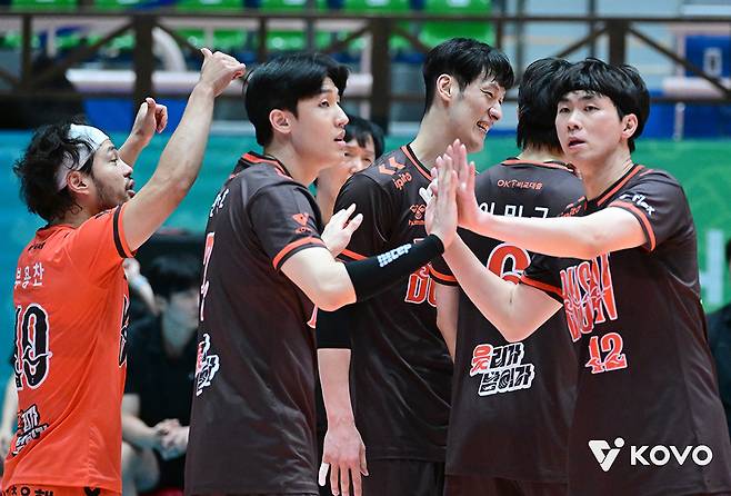 17일 전남 여수 진남체육관에서 열린 2025 여수·NH농협컵 프로배구대회 삼성화재전에서 기뻐하고 있는 OK저축은행 선수들. /사진=한국배구연맹(KOVO) 제공
