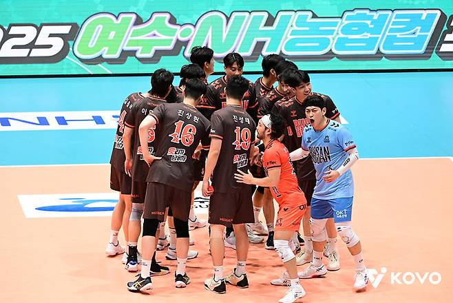 17일 전남 여수 진남체육관에서 열린 2025 여수·NH농협컵 프로배구대회 삼성화재전에 출전한 OK저축은행 선수들. /사진=한국배구연맹(KOVO) 제공