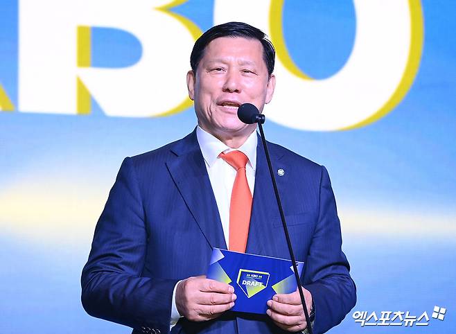 17일 오후 서울 송파구 롯데호텔 월드에서 열린 '2026 KBO 신인 드래프트'에 참석한 허구연 총재가 인사말을 전하고 있다. 엑스포츠뉴스 잠실, 고아라 기자