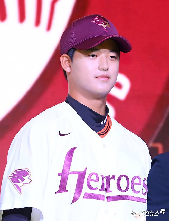 17일 오후 서울 송파구 롯데호텔 월드에서 열린 '2026 KBO 신인 드래프트'에 참석한 키움 히어로즈에서 전체 1번 박준현(천안북일고)이 지명된 뒤 소감을 전하고 있다. 엑스포츠뉴스 잠실, 고아라 기자