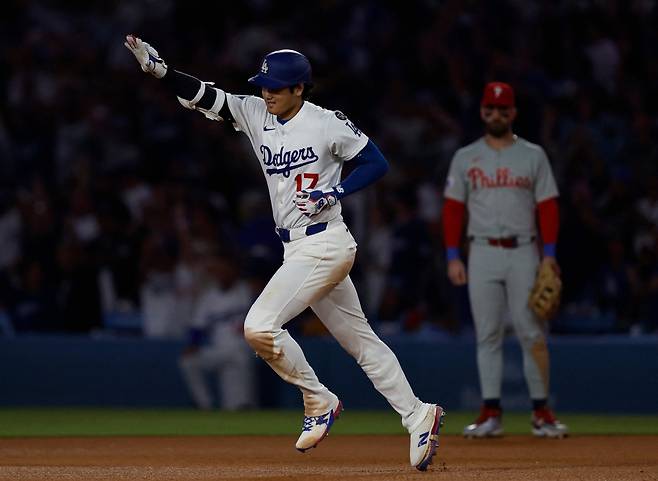 LA 다저스 오타니 쇼헤이가 17일 미국 캘리포니아주 로스앤젤레스의 다저스타디움에서 열린 2025 MLB 필라델피아 필리스와의 홈경기에 1번타자 겸 선발투수로 나왔다. 투수로 5이닝 무피안타 1볼넷 5탈삼진 무실점을 기록했고, 타석에서는 5타수 2안타(1홈런) 1타점 1득점을 올렸다. AFP 연합뉴스