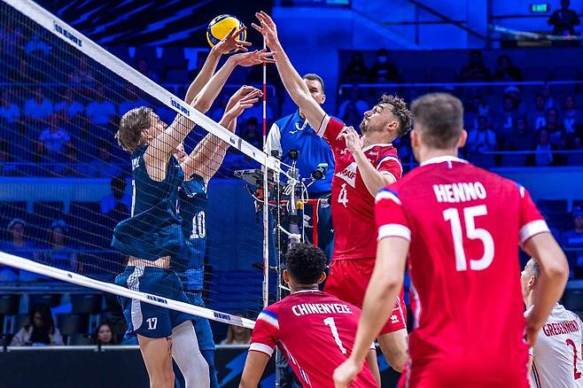 공방 펼치는 핀란드와 프랑스 남자배구 대표팀 선수들 [FIVB 홈피 캡처. 재판매 및 DB 금지]