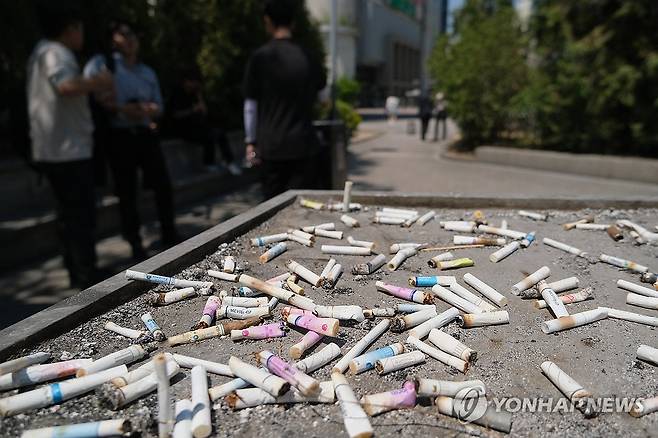 서울 시내 한 흡연구역에 버려진 담배꽁초 [연합뉴스 자료사진]