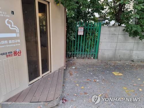 흡연부스 앞 담배꽁초들 (서울=연합뉴스) 서윤호 인턴기자 = 지난 14일 오후 용산구의 한 흡연부스 앞에 담배꽁초가 흩어져 있다. 2025.9.17