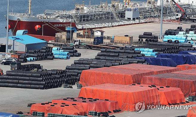 경기도 평택항에 쌓인 철강 제품 [연합뉴스 자료사진]