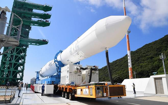 발사대로 옮겨지는 누리호 4차 비행모델 [항우연 제공. 재판매 및 DB 금지]