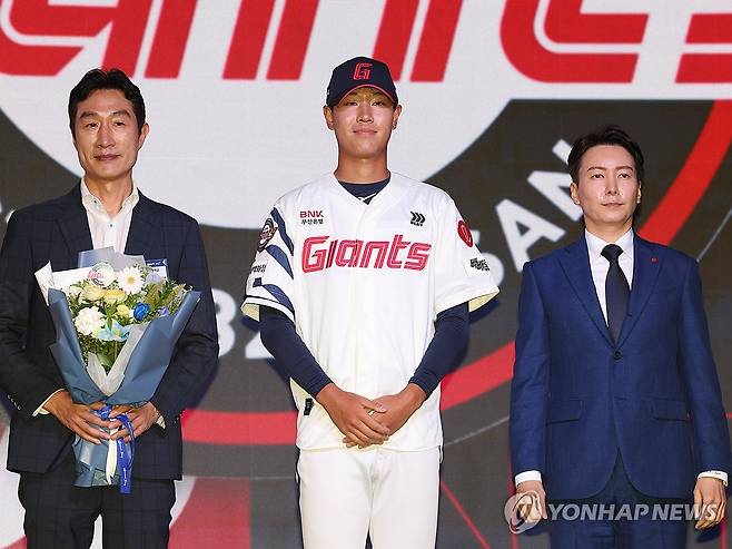 1라운드 4순위 동산고 신동건 (서울=연합뉴스) 서명곤 기자 = 17일 서울 송파구 롯데호텔 월드에서 열린 2026 KBO 신인 드래프트에서 롯데 자이언츠에 1라운드 4순위 지명을 받은 동산고 신동건이 포즈를 취하고 있다. 2025.9.17 seephoto@yna.co.kr