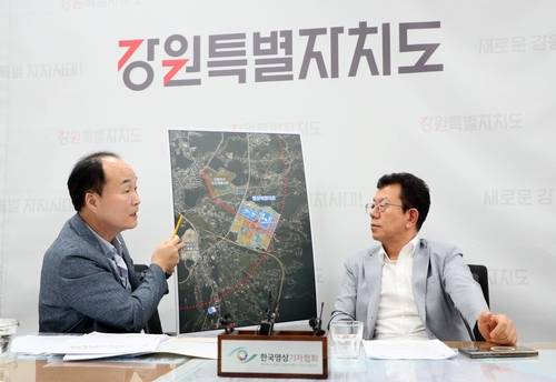 기자회견 하는 이준호 도청 이전 추진단장(왼쪽) [강원도 제공.재판매 및 DB 금지]