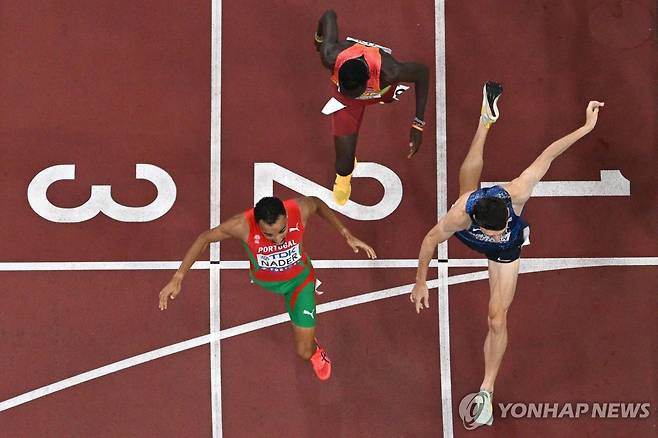 0.02초 차 (도쿄 AFP=연합뉴스) 나데르(왼쪽)가 17일 일본 도쿄 국립경기장에서 열린 2025 세계육상선수권 남자 1,500ｍ 결선에서 와이트먼(오른쪽)에 0.02초 빨리 결승선을 통과하고 있다.