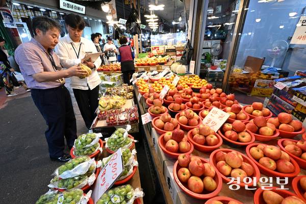 18일 오전 수원시 팔달구 못골종합시장에서 국립농산물품질관리원 경기지원 수원사무소 관계자들이 추석을 앞두고 농축산물 원산지 표시 점검을 하고 있다. 2025.9.18 /최은성기자 ces7198@kyeongin.com