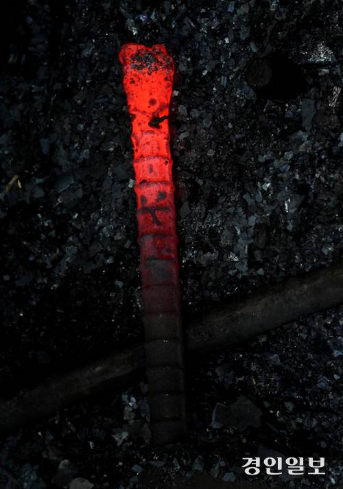 1천600도까지 올라간 화로에서 꺼낸 쇳덩이가 빨갛게 달아올랐다.