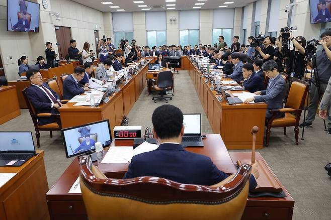 ▲&nbsp;17일 서울 여의도 국회에서 열린 행정안전위원회 전체회의에서 신정훈 위원장이 의사봉을 두드리고 있다. /연합뉴스