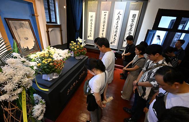 지난 10일 중국 대련 여순관동지방법원에서 박종현 한국기자협회장, 황성규 인천경기기자협회장을 비롯한 임원진들이 안중근 의사를 기리기 위해 묵념을 하고 있다. 사진=인천경기기자협회 공동취재단