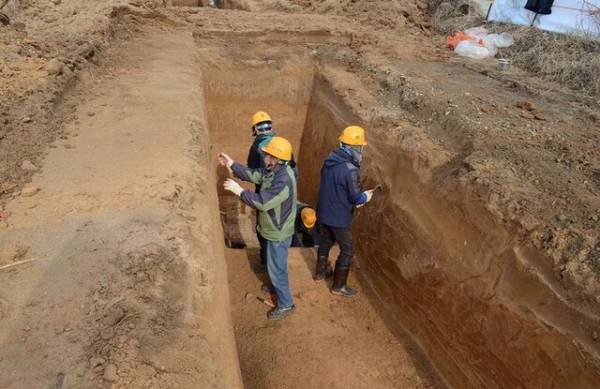 충북 청주테크노폴리스 일반산업단지 조성 부지인 흥덕구 문암동 83-2번지 일원에서 시굴조사 중인 조사단. /한국선사문화연구원 제공