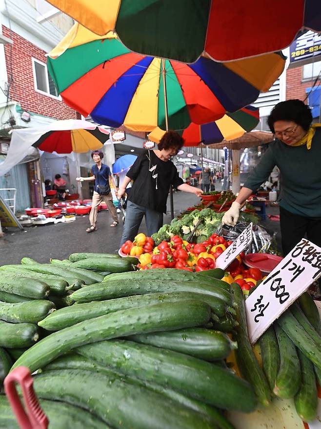 추석을 앞두고 장바구니 물가가 오름세를 보이고 있는 18일 북구 말바우시장에서 상인이 손님을 기다리고 있다./김애리 기자·조영권 인턴 기자