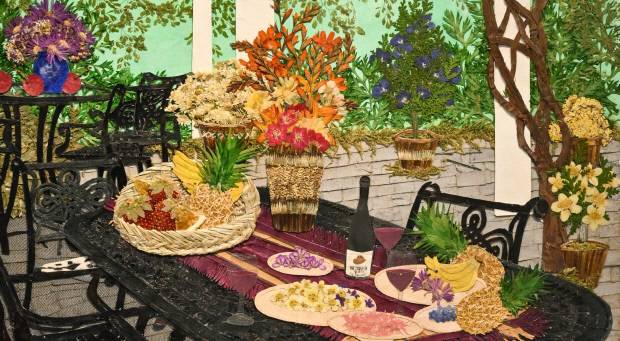 실제 꽃잎과 잎사귀를 말려 붙인 압화 작품. 실물 같은 생동감과 섬세한 색감을 자아낸다. /최현배 기자