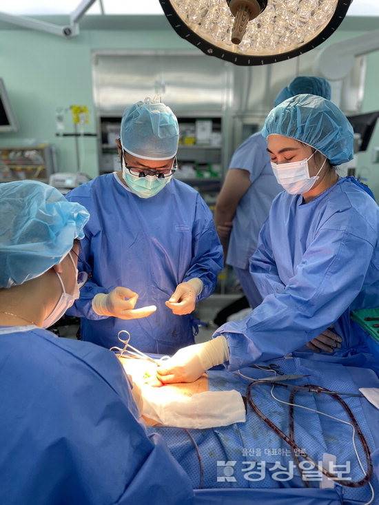 ▲ 울산대학교병원 권역외상센터의 의료진이 수술하고 있는 모습.