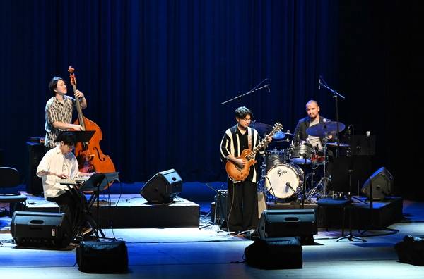 제16회 창원 삼색재즈콘서트 무대에 선 안재진 쿼텟. 안재진(기타), 이영우(신시사이저), 송하연(드럼), 전창민(베이스). /김구연 기자