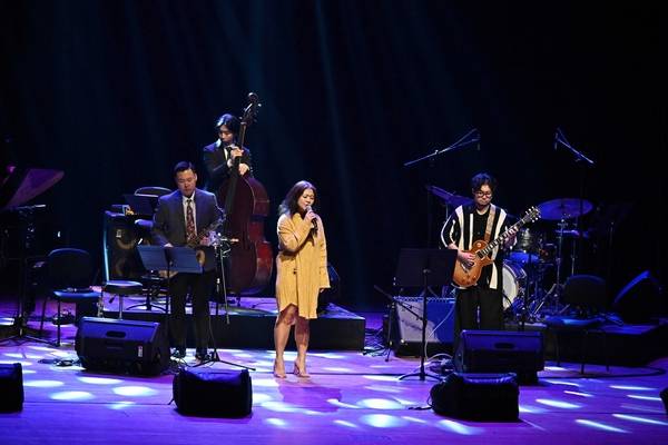 18일 열린 창원삼색콘서트에서 출연진들이 재청에 응하고 있다. /김구연 기자