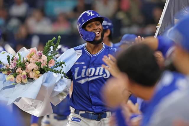 삼성 라이온즈의 르윈 디아즈가 18일 창원에서 열린 NC 다이노스와의 경기 4회초 역대 외국인 타자 최다 홈런 타이 기록인 48호 홈런을 친 뒤 덕아웃으로 들어오자 동료들이 반겨주고 있다. 삼성 제공