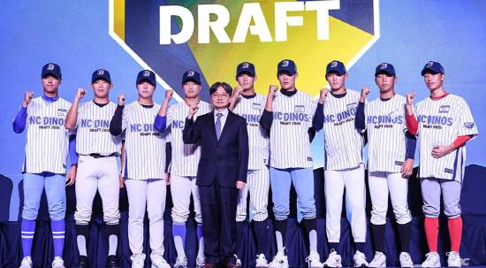 NC 다이노스 임선남 단장이 지명 선수들과 기념촬영을 하고 있다. 왼쪽부터 안지원, 고준희, 정튼튼, 김건, 임선남 단장, 이희성, 김요엘, 신재인, 최요한, 허윤. 사진=NC 다이노스